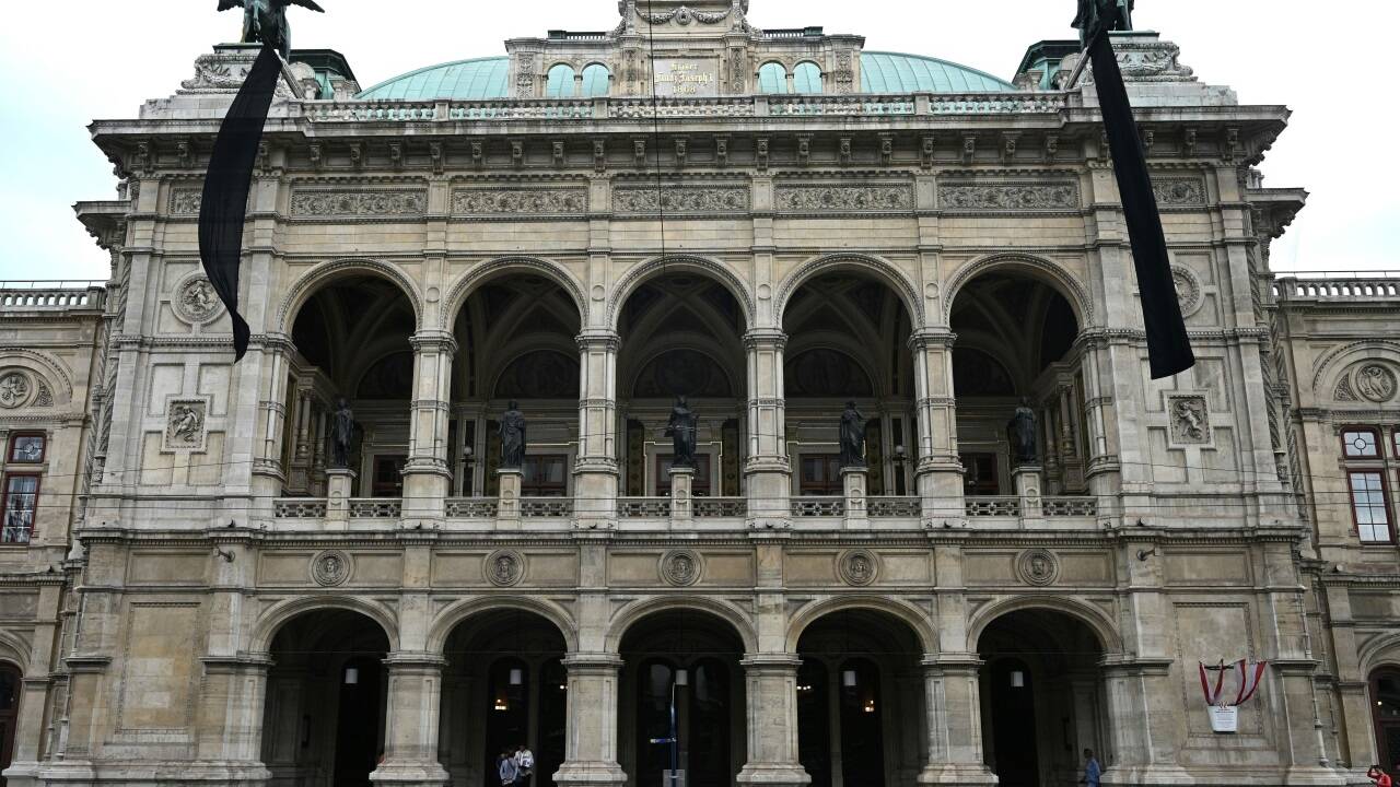 Die Wiener Staatsoper war am Mittwoch schwarz beflaggt. 