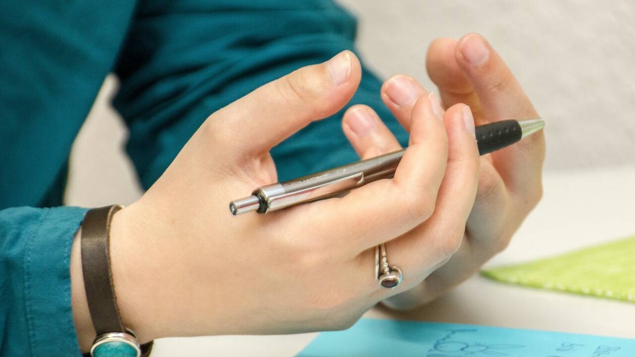 Nach dem Amoklauf in Graz nimmt die Debatte um mehr psychosoziales Personal an Österreichs Schulen wieder Fahrt auf. Nach dem Amoklauf in Graz nimmt die Debatte um mehr psychosoziales Personal an Österreichs Schulen wieder Fahrt auf.