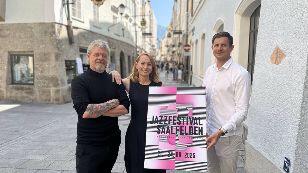 Intendant Mario Steidl, Produktionsleiterin Daniela Neumayer und Veranstalter Marco Pointner mit dem heurigen Festivalsujet. 