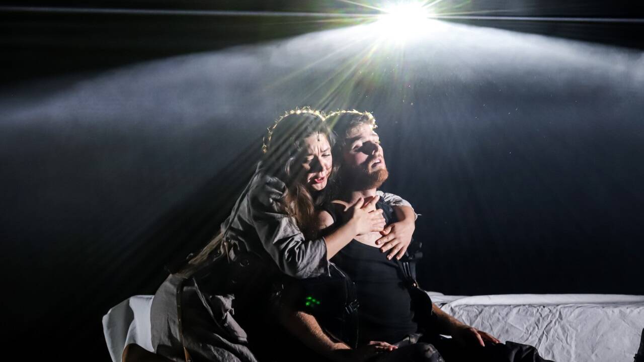 Anastasia Fedorenko als Giuditta, Yonah Raupers als Oloferne. 