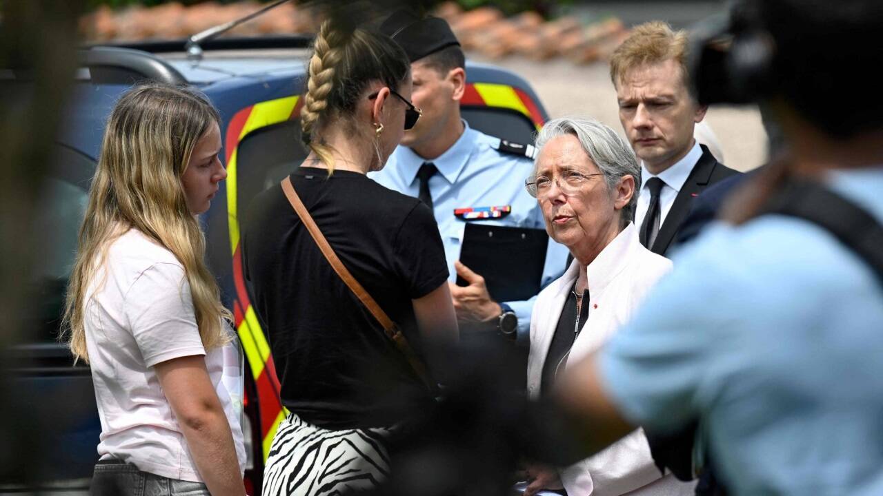 Bildungsministerin Élisabeth Borne im Gespräch mit Schülerinnen. Bildungsministerin Élisabeth Borne im Gespräch mit Schülerinnen.