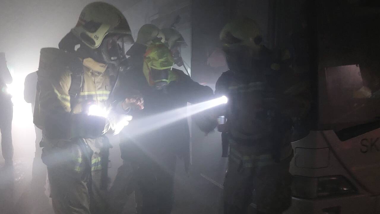 Feuerwehrkräfte eilten herbei, um „Verletzte“ aus den Fahrzeugen zu bergen. 