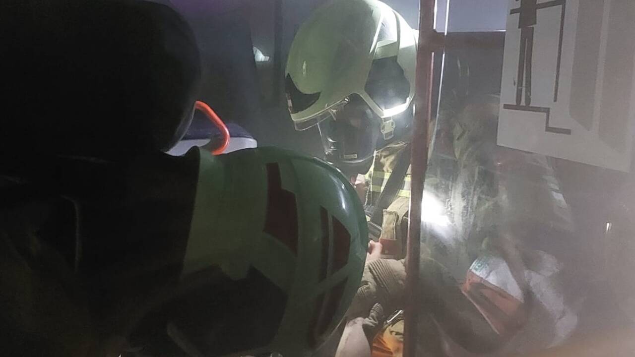 Rettungsaktion in einem Bus. 
