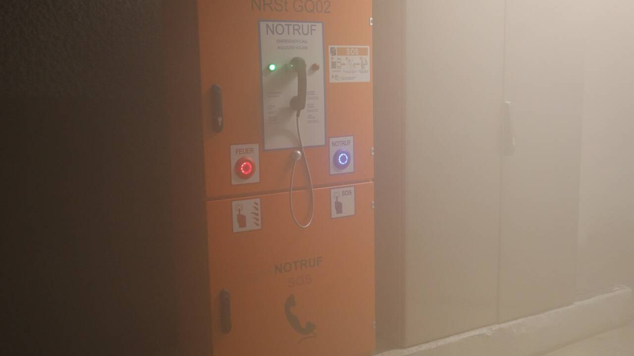 Auch im Durchgang gibt es ein Notruf Telefon. 