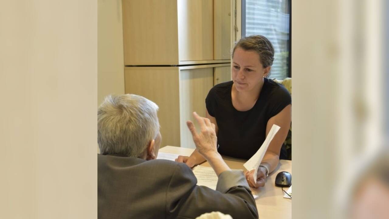 Stefanie Brucker (rechts im Bild) leitet die Sozialberatung der Caritas Salzburg. 