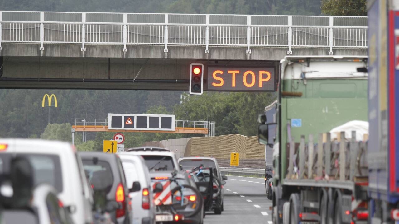 Blockabfertigung auf der Tauernautobahn vor der Tunnelbaustelle bei Golling in Fahrtrichtung Süden. 
