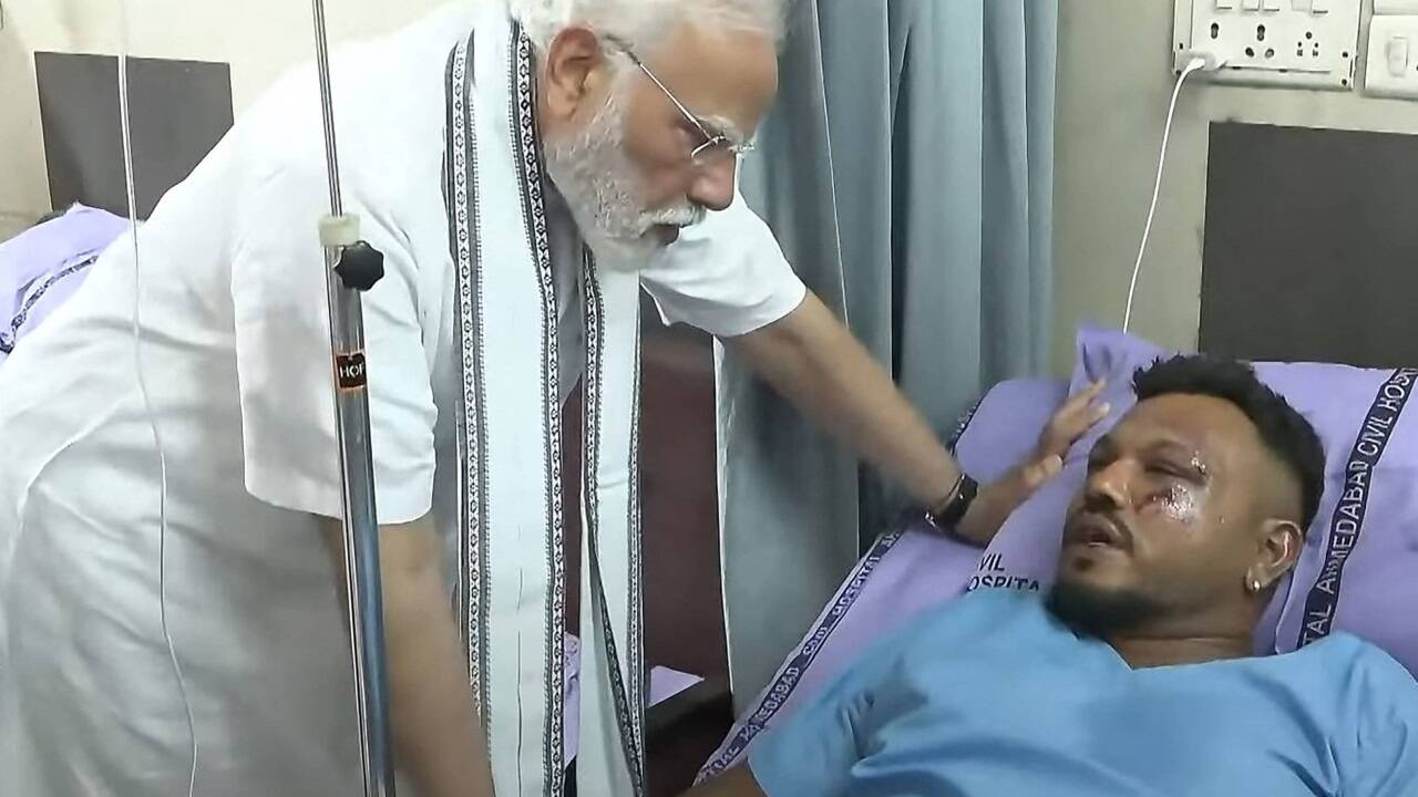 Indiens Premier Narendra Modi besuchte den Überlebenden im Spital. Indiens Premier Narendra Modi besuchte den Überlebenden im Spital.