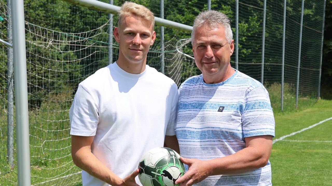 Der Radstädter Marco Grüll kickt mittlerweile in der deutschen Bundesliga. Sein Mentor Ernst Lottermoser hat ihn in Pfarrwerfen und St. Johann trainiert. Der Radstädter Marco Grüll kickt mittlerweile in der deutschen Bundesliga. Sein Mentor Ernst Lottermoser hat ihn in Pfarrwerfen und St. Johann trainiert.