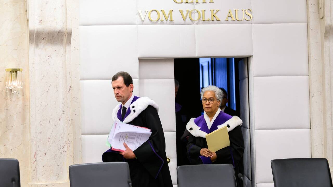 Das Verfassungsgericht nimmt sich Zeit, um über eine mögliche Aufhebung des Verbots zu beraten. Mit einer Entscheidung ist deshalb vor Herbst nicht zu rechnen. Das Verfassungsgericht nimmt sich Zeit, um über eine mögliche Aufhebung des Verbots zu beraten. Mit einer Entscheidung ist deshalb vor Herbst nicht zu rechnen.