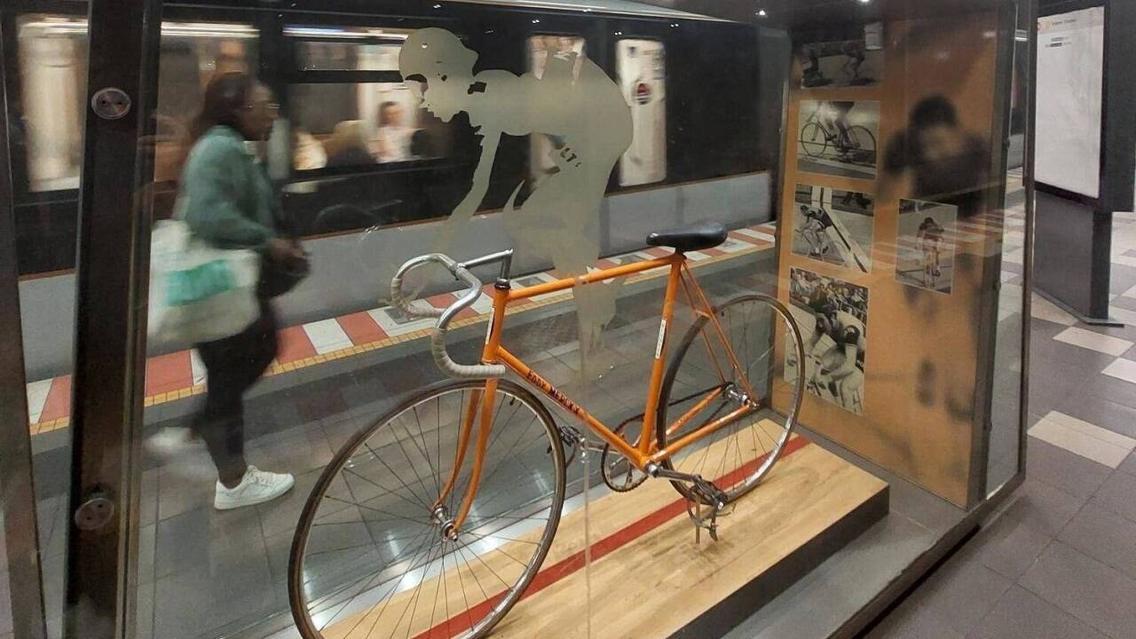 In der Brüsseler U-Bahn-Station „Eddy Merckx“ ist das Rad ausgestellt, mit dem er 1972 in Mexiko einen Stundenweltrekord aufstellte. 