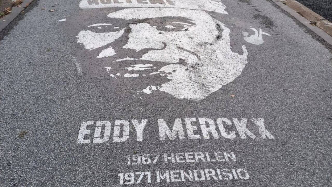 Eine Erinnerung an die drei Weltmeistertitel, die Merckx in seiner Karriere errungen hat. 