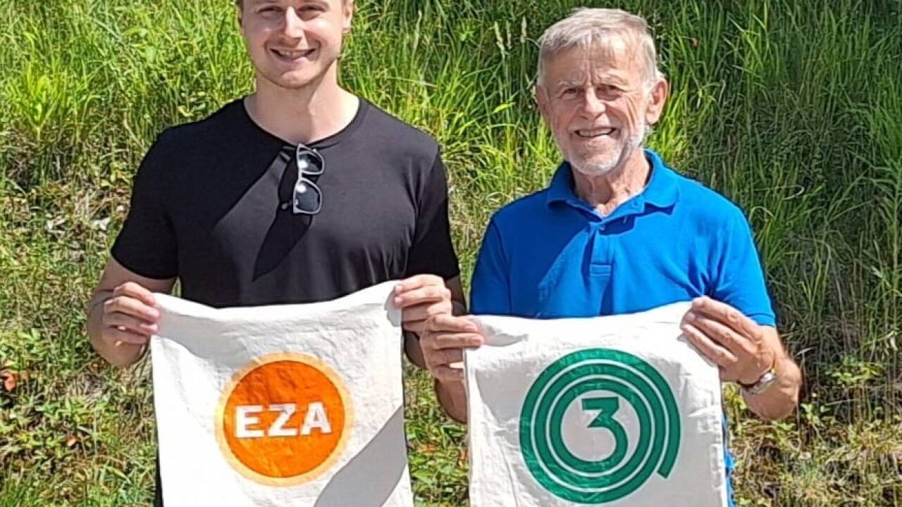 Im Rückblick auf 50 Jahre: EZA-Geschäftsführer Michael Scherndl und Gründer Anton Wintersteller 
