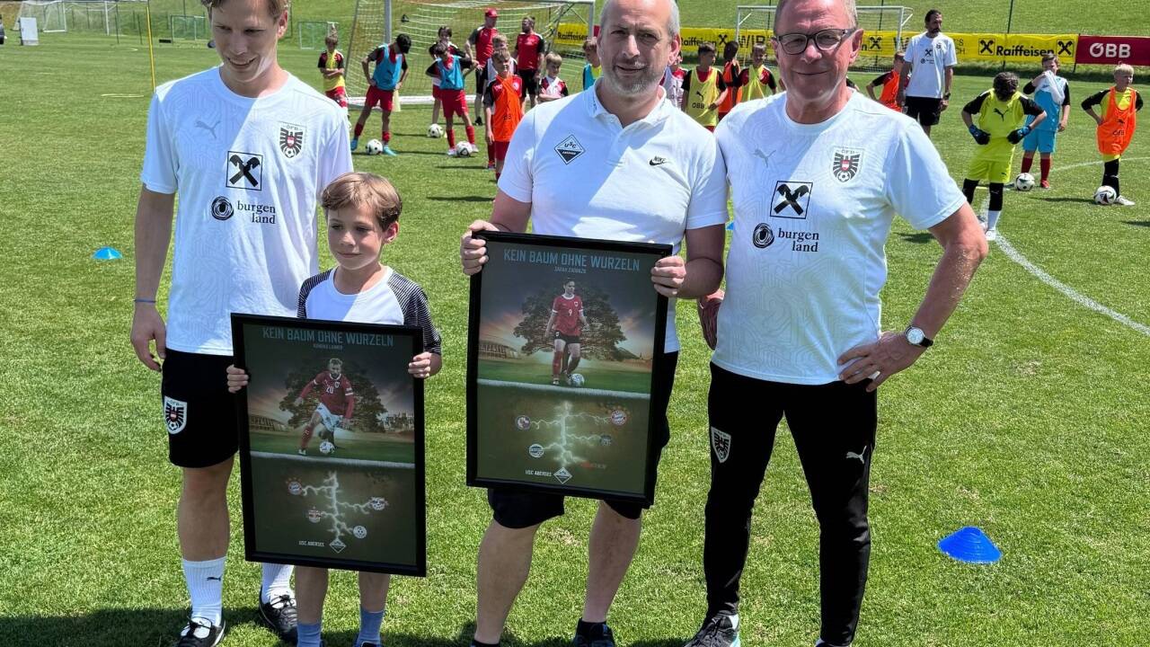 Ralf Rangnick (rechts) und Co. gratulierten Vertretern des USC Abersee. 