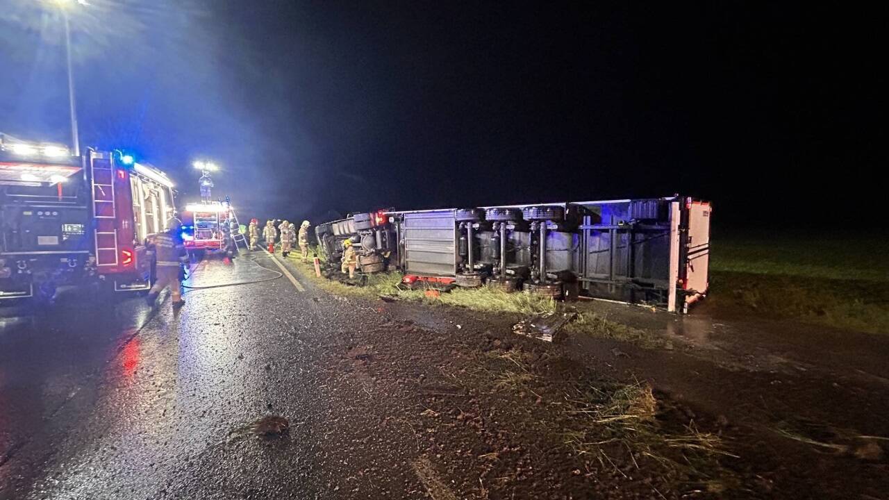Ein Lkw war umgestürzt. 