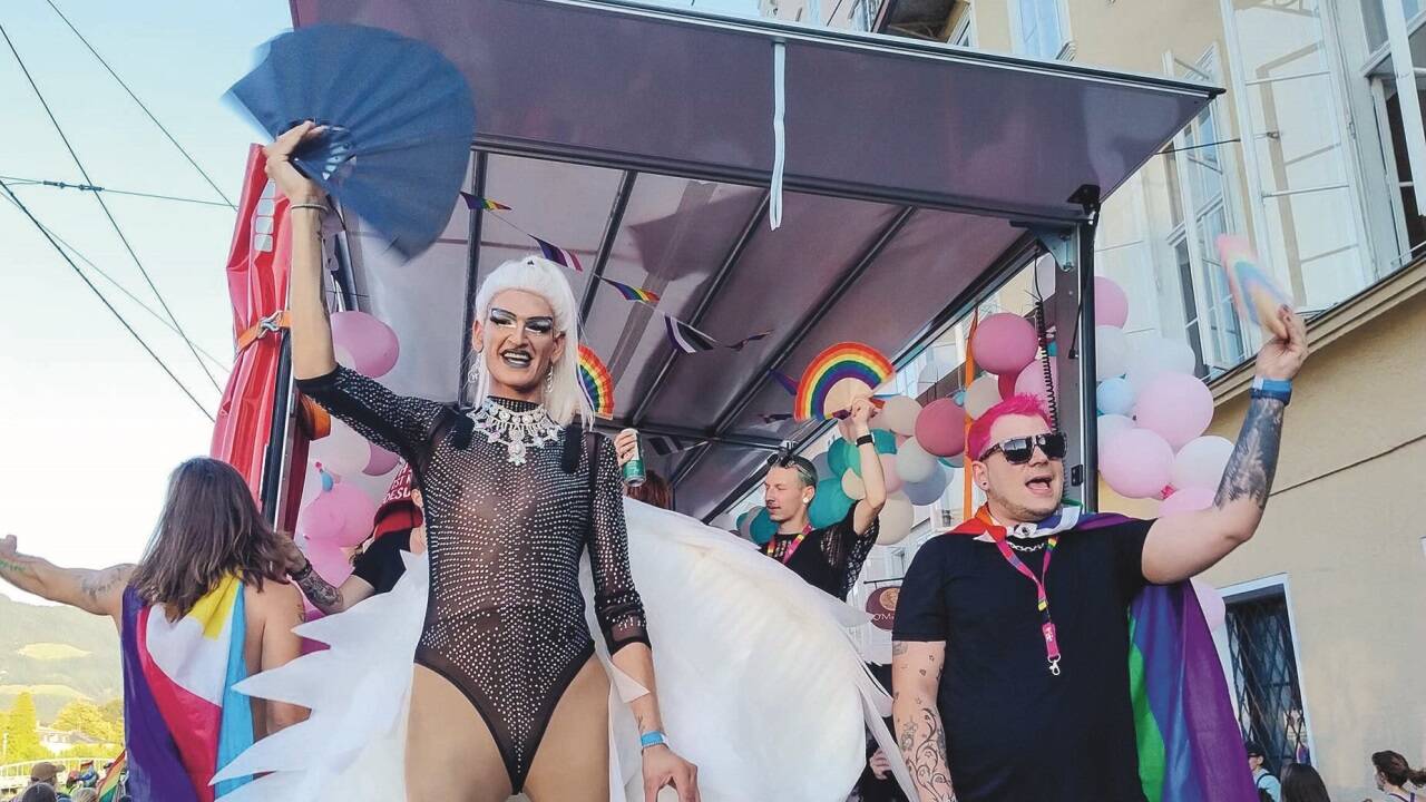 Die Welt ist bunt: Die Queersteiger aus Berchtesgaden 2024 beim Pride-Festival in Salzburg.  