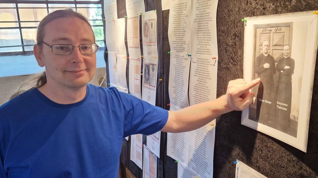 Für die Ausstellung „Kirchliches Leben in Otting“ gestaltete Markus Rhein eine Schauwand. Daran war auch ein Foto des Empfängers der Feldpostbriefe, Pfarrer Georg Binder, geheftet.  