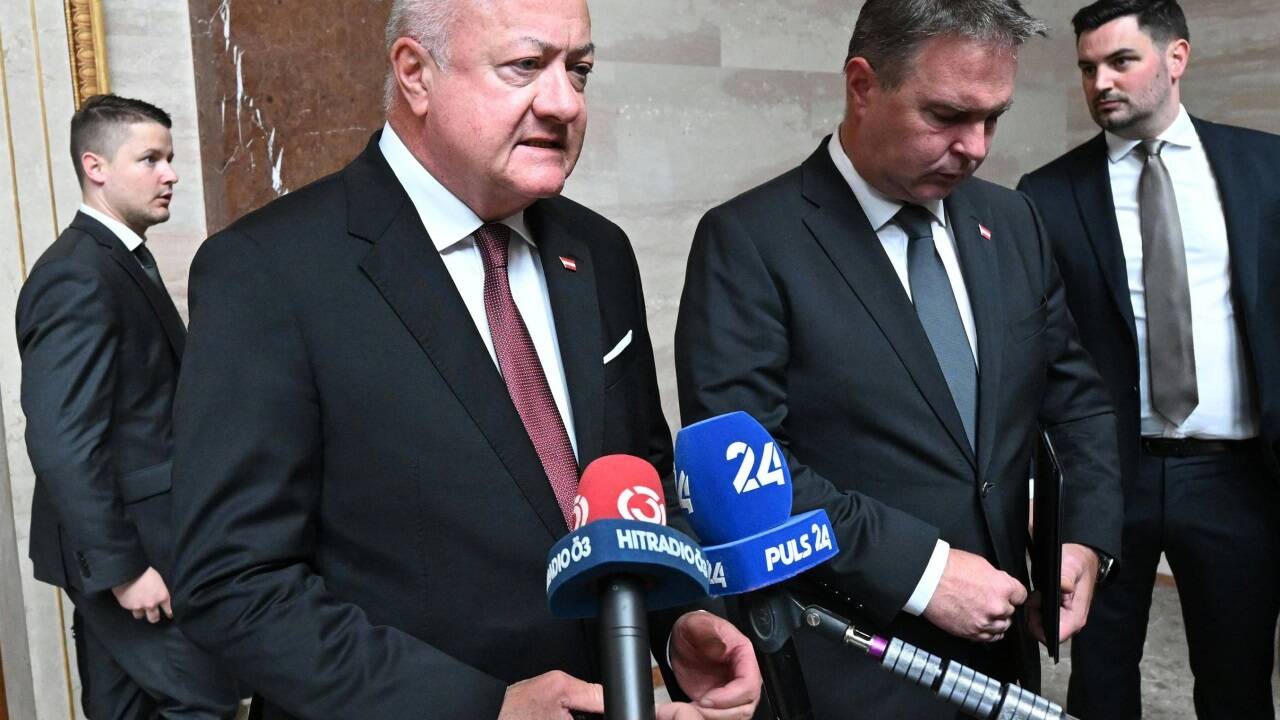 Kanzler Stocker und Vizekanzler Babler: Regierungsspitze kündigt Maßnahmen an. Kanzler Stocker und Vizekanzler Babler: Regierungsspitze kündigt Maßnahmen an.