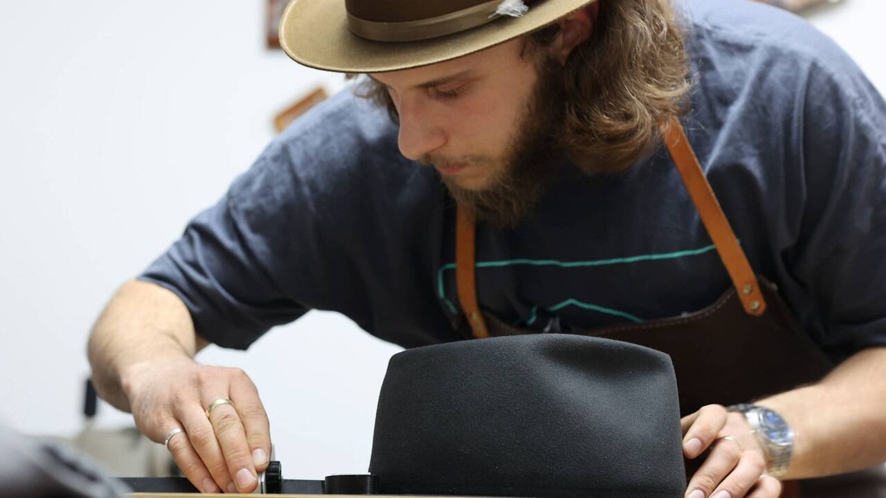 Hutmacher Leon Freiberger bei der Arbeit. 