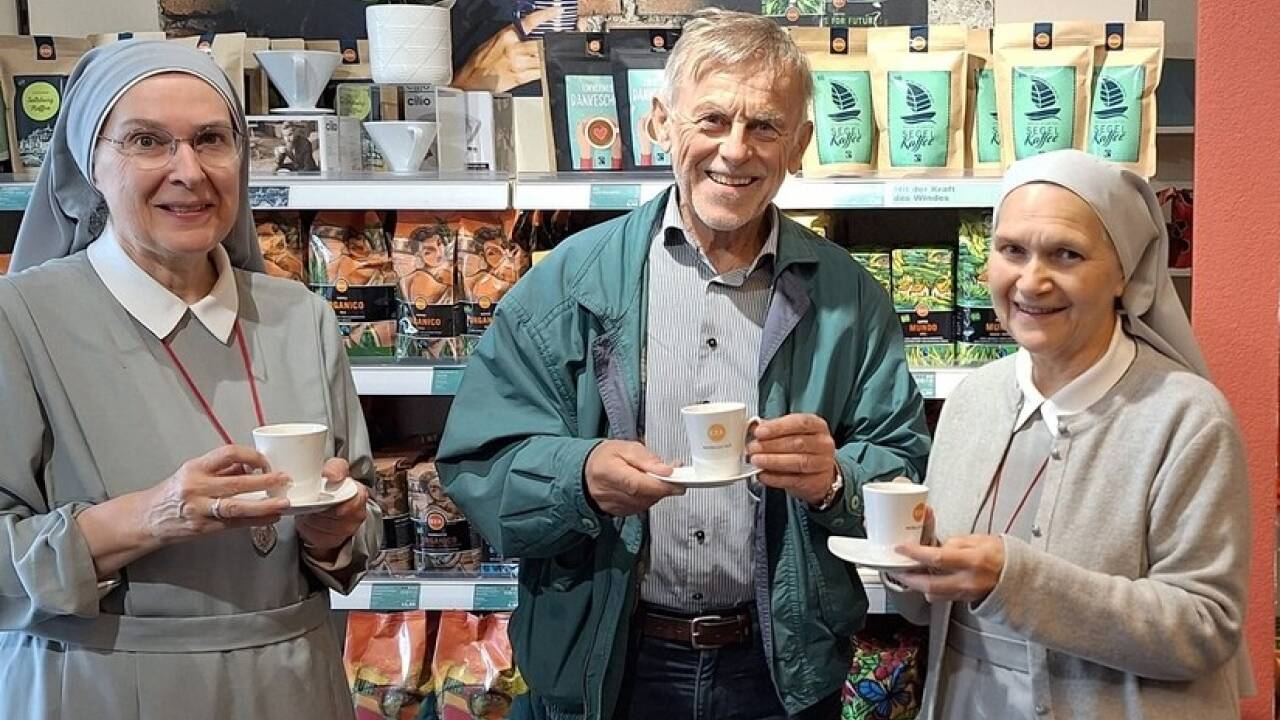 Kaffeeverkostung: Anton Wintersteller mit Missionsschwestern vom Hl. Petrus Claver in Maria Sorg, Sr. Ursula Lorek (re.) und Sr. Jeanine van Ooteghem. 