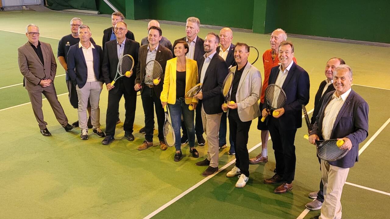 Bürgermeister, Landespolitiker und Sportfunktionäre freuen sich auf die Revitalisierung der Tennishalle in Köstendorf. 