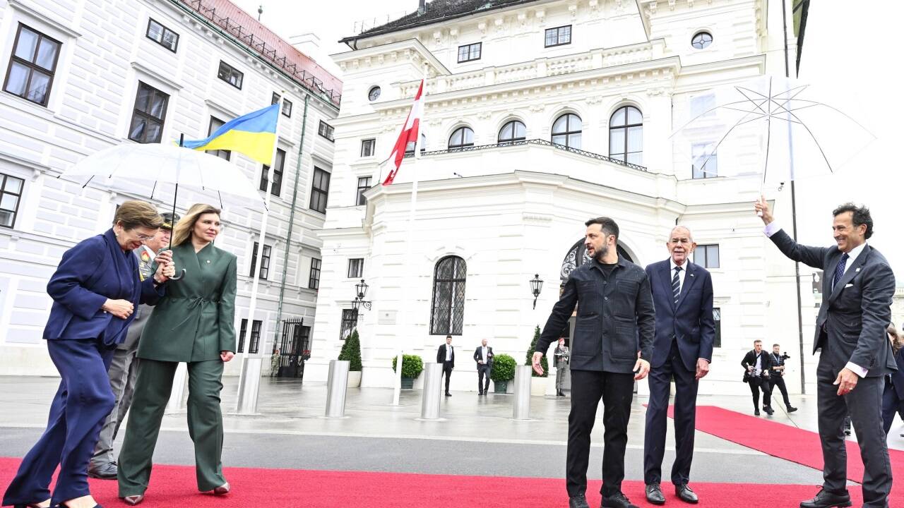 Die beiden Ehefrauen Doris Schmidauer, Olena Selenska, der ukrainische Präsident Wolodymyr Selenskyj und Bundespräsident Alexander Van der Bellen am Montag, 16. Juni, beim Empfang vor der Hofburg in Wien.  