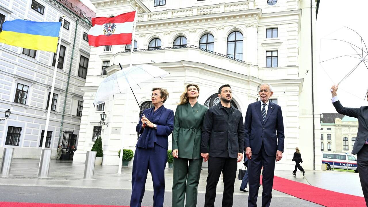 Die beiden Ehefrauen Doris Schmidauer, Olena Selenska, der ukrainische Präsident Wolodymyr Selenskyj und Bundespräsident Alexander Van der Bellen.  
