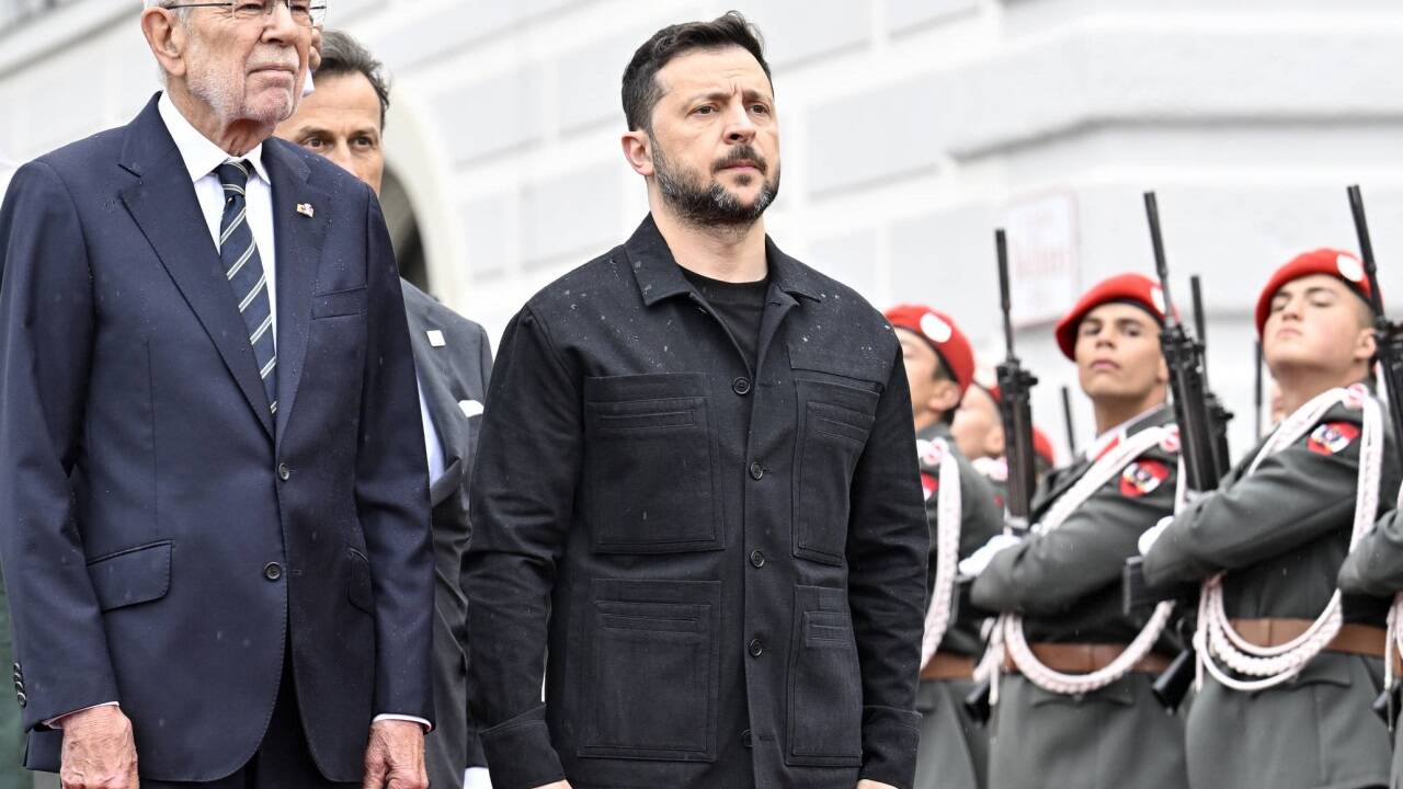 Der ukrainische Präsident Wolodymyr Selenskyj und Bundespräsident Alexander Van der Bellen (l.) am Montag, 16. Juni 2025, beim Empfang vor der Hofburg in Wien. 