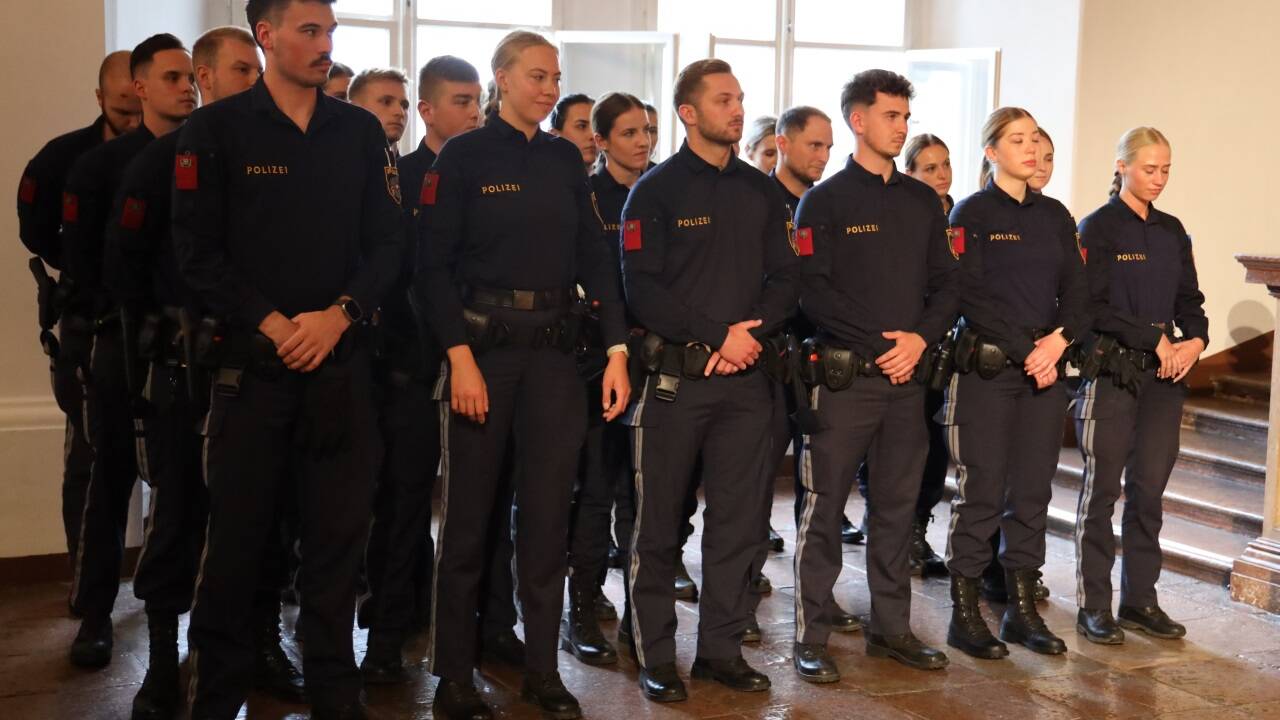 63 Polizistinnen und Polizisten aus drei Grundausbildungslehrgängen wurden zu ihrem Abschluss geehrt. 