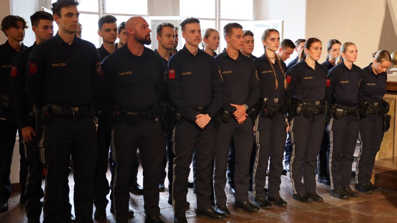 63 Polizistinnen und Polizisten aus drei Grundausbildungslehrgängen wurden zu ihrem Abschluss geehrt. 