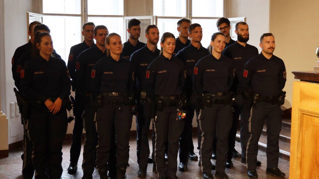 63 Polizistinnen und Polizisten aus drei Grundausbildungslehrgängen wurden zu ihrem Abschluss geehrt. 