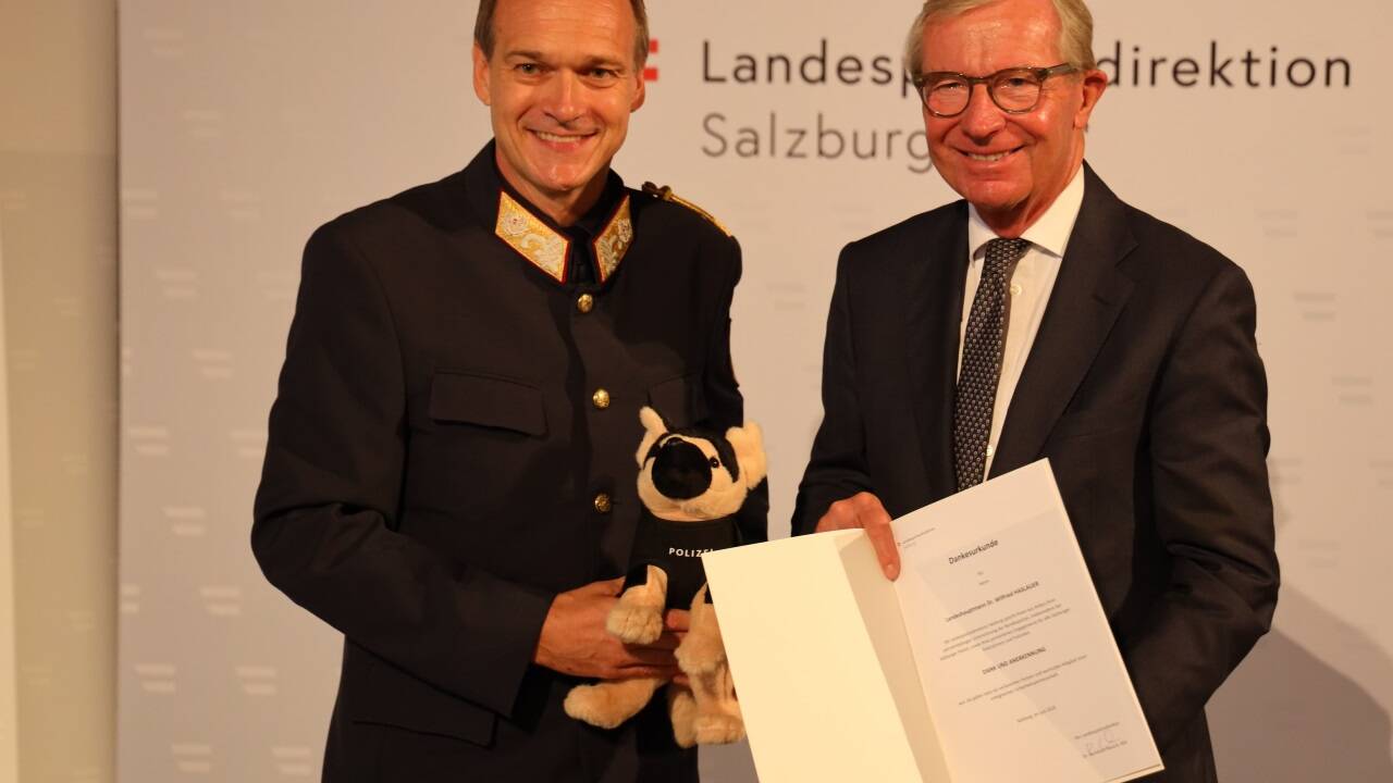 Landeshauptmann Wilfried Haslauer erhielt für seine Arbeit in den letzten zwanzig Jahren eine Dankesurkunde mit Plüsch-Polizeihund. 