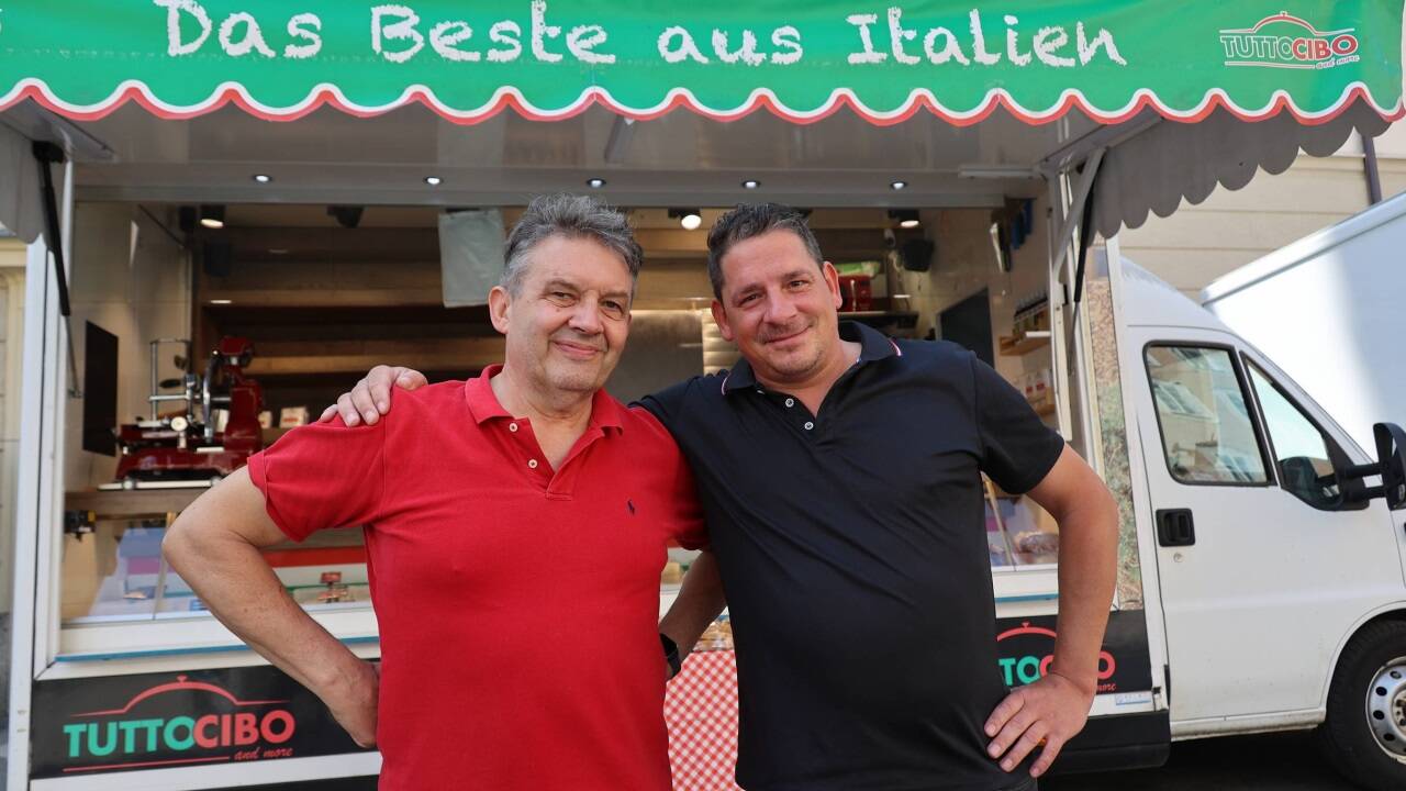 Wilhelm Bekk hat seinen Stand mit italienischen Lebensmitteln an Alexander Grundbichler übergeben. 