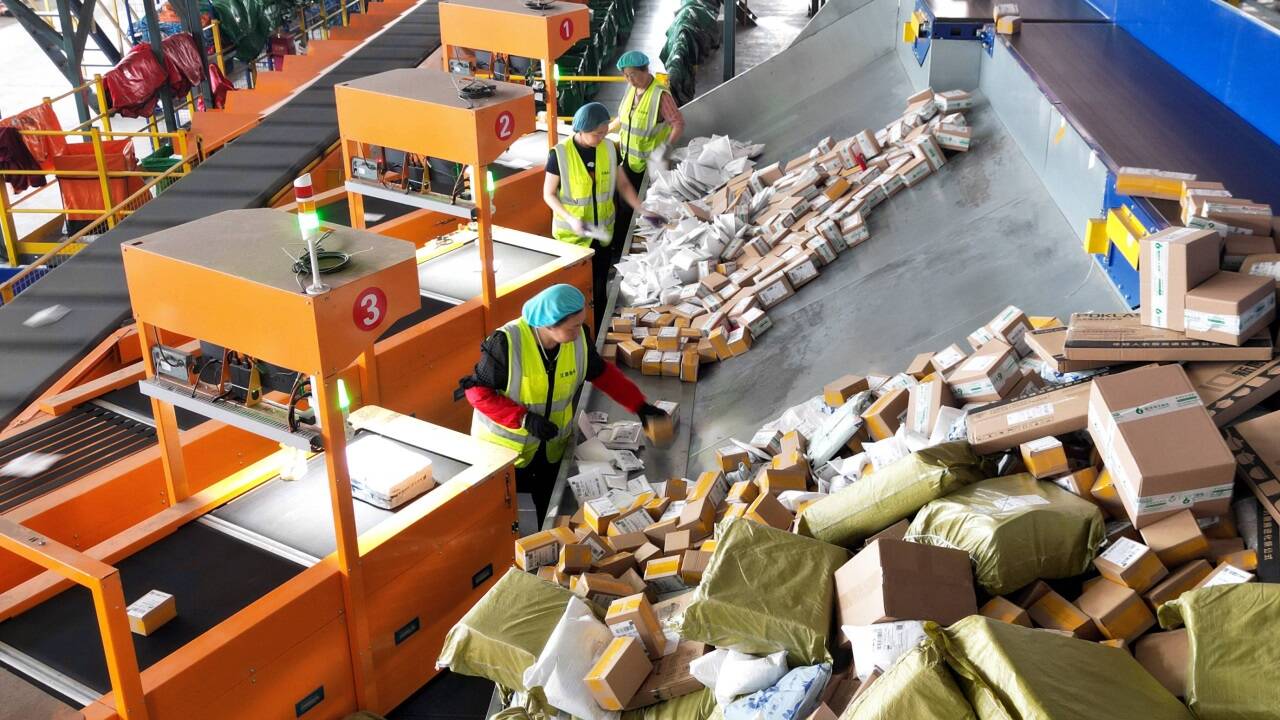 Millionen Pakete aus China landen auf dem österreichischen Markt. 