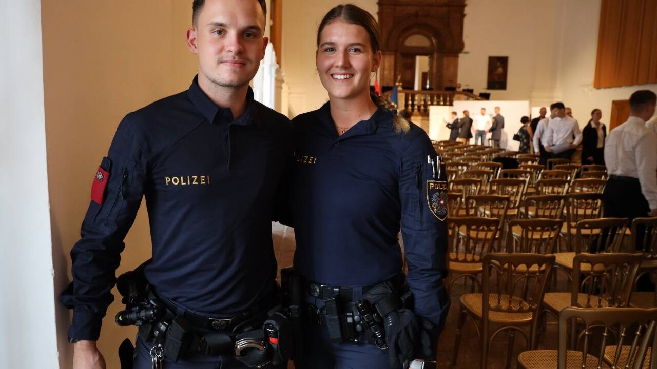 Lukas D. und Isabella C. starten nun in den Dienst als Polizisten. Gemeinsam mit 61 weiteren Absolventinnen und Absolventen wurden sie am Montag geehrt. 