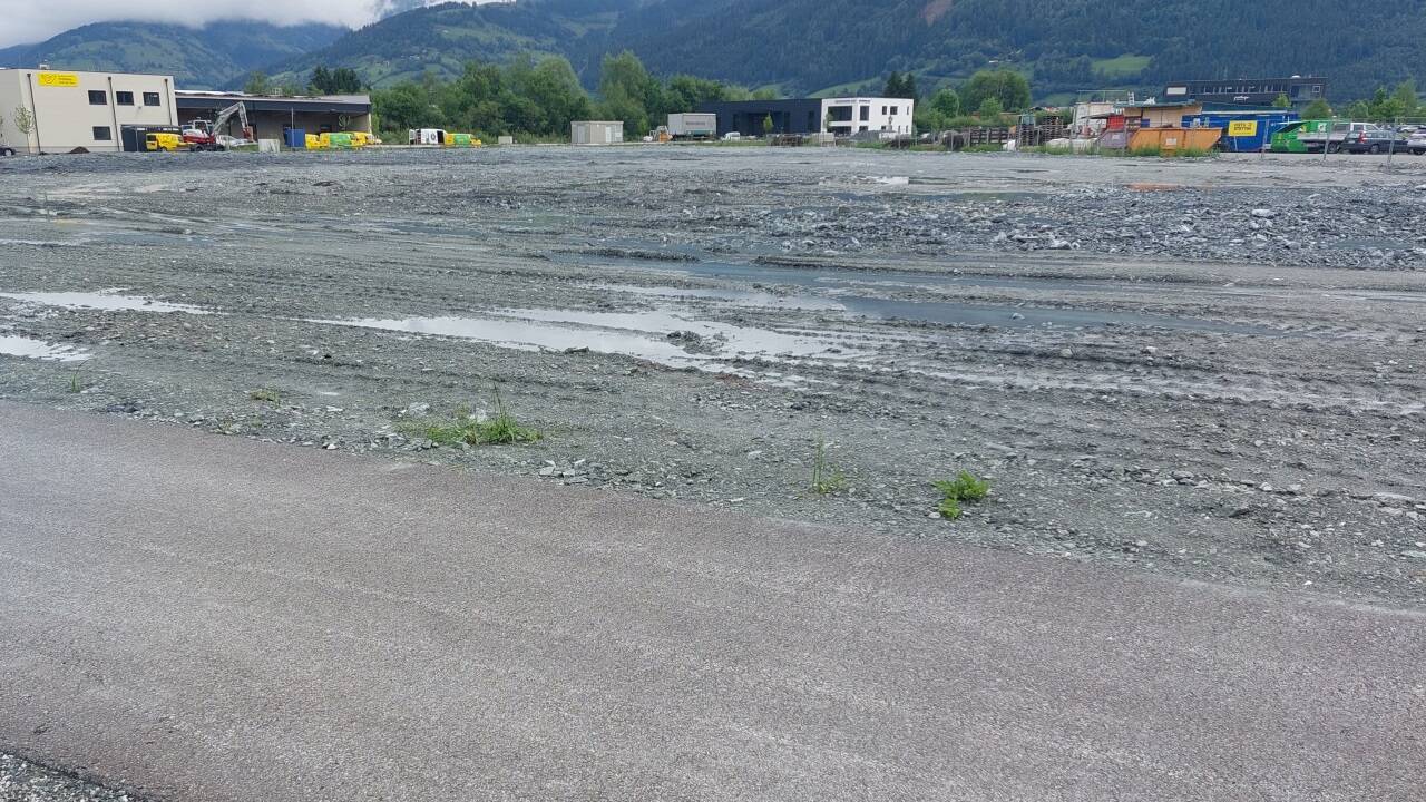 Zur Befestigung eines Teils des Gewerbegebiets Flugplatz in Schüttdorf wurde Gestein aus dem Schmittentunnel verwendet. Im Endausbau soll es in dem Gewerbegebiet viel Grün geben. 