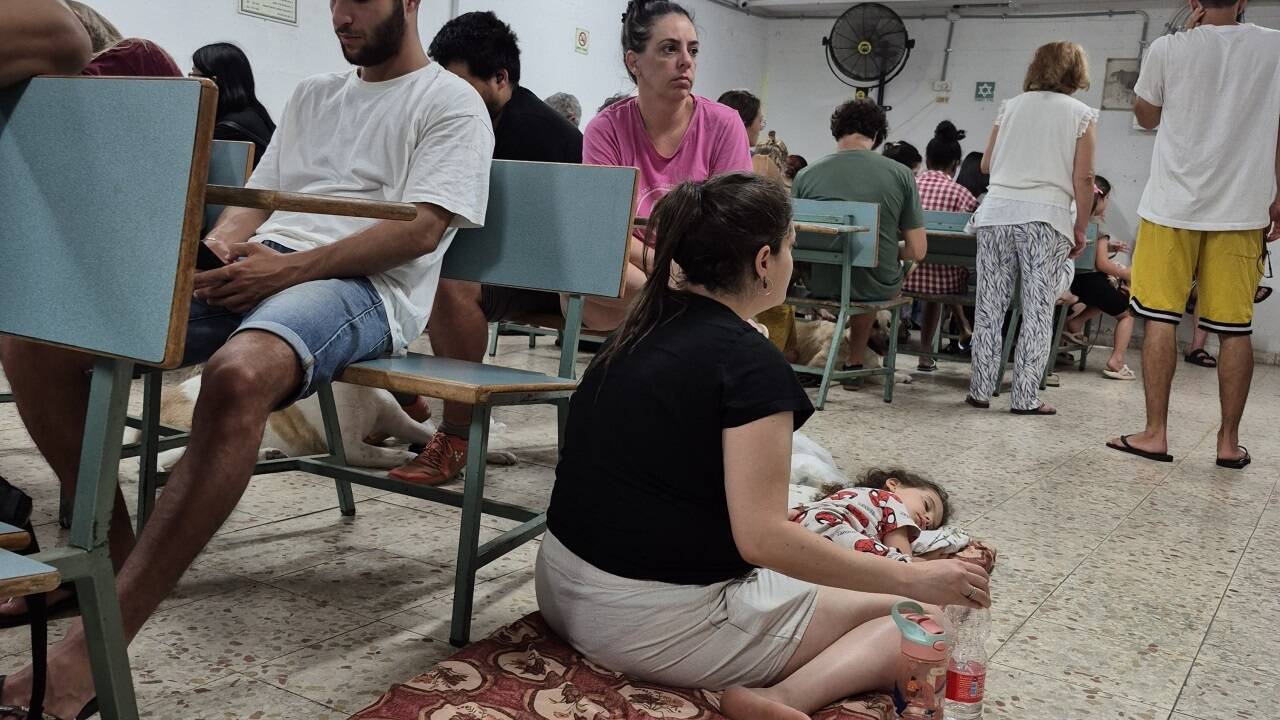 Sie verbrachten die Nacht auf Montag in diesem Bunker in Tel Aviv. 