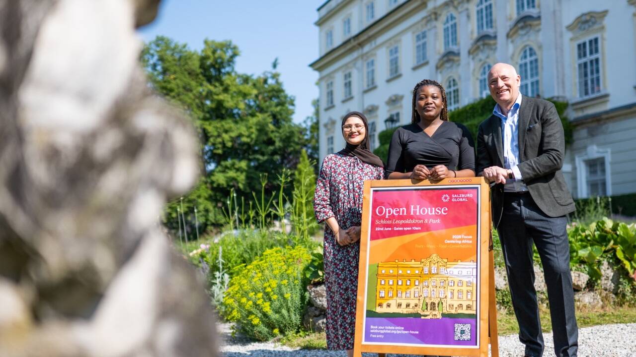 Thameena Dhansay (Südafrika, links im Bild) und Confidence Onyekachi (Nigeria) mit Martin Weiss (Präsident) absolvieren ein Praktikum bei Salzburg Global auf Schloss Leopoldskron.  