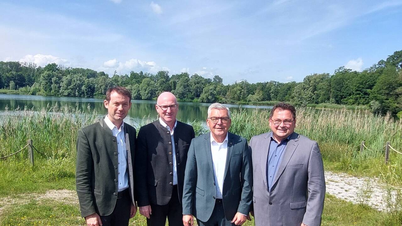 Brückenschlag in der Au: Andreas Buchwinkler (Bgm. Saaldorf-Surheim), Landrat Bernhard Kern, Landesrat Josef Schwaiger und Alois Mühlbacher (Bgm. Anthering). 