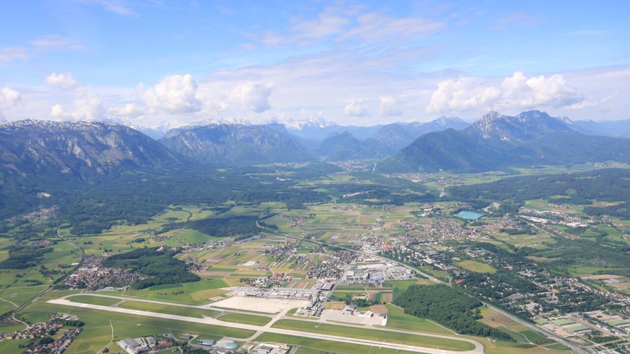 Das Gelände des Salzburger Flughafens in einem Luftbild. Das Gelände des Salzburger Flughafens in einem Luftbild.