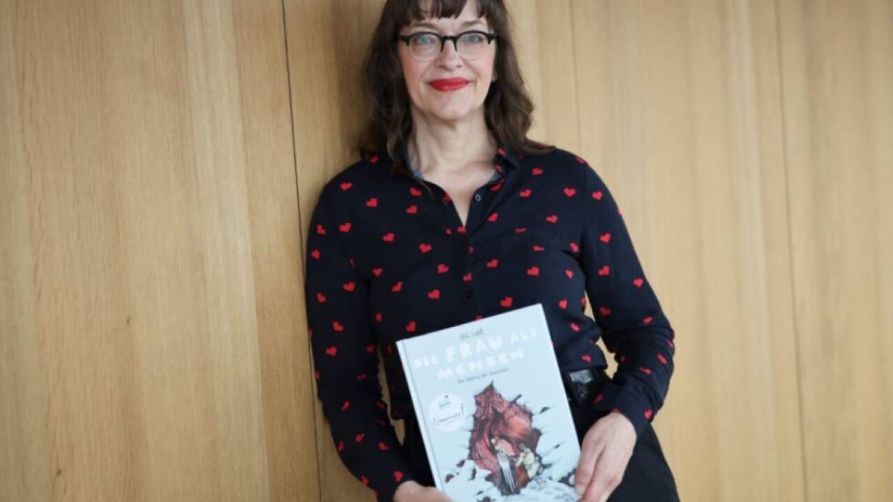 Ulli Lust mit dem Buch "Die Frau als Mensch"  Ulli Lust mit dem Buch 'Die Frau als Mensch'