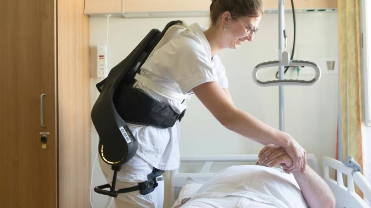 Zwei Exoskelette erleichtern dem Pflegepersonal die Hebearbeiten Zwei Exoskelette erleichtern dem Pflegepersonal die Hebearbeiten