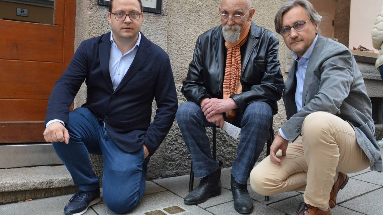 Peter Ebner (r.) und Christoph Kandlbinder (l.) organisieren für die KMB eine Bildungsreise nach Krakau und Auschwitz. Bei der Reise und auch im Vorfeld können anhand von speziellen Spaziergängen mit Stolperstein-Initator Gert Kerschbaumer (Mitte) die Schicksale von Salzburgern, die in Auschwitz ermordet wurden, nachvollzogen werden.  Peter Ebner (r.) und Christoph Kandlbinder (l.) organisieren für die KMB eine Bildungsreise nach Krakau und Auschwitz. Bei der Reise und auch im Vorfeld können anhand von speziellen Spaziergängen mit Stolperstein-Initator Gert Kerschbaumer (Mitte) die Schicksale von Salzburgern, die in Auschwitz ermordet wurden, nachvollzogen werden.