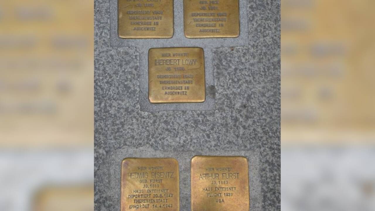 Auf der Straße vor dem Haus Linzergasse 5 wird an fünf ehemalige Bewohner – Angehörige der Familien Löwy und Fürst – mit jeweils einem Stolperstein erinnert.   Auf der Straße vor dem Haus Linzergasse 5 wird an fünf ehemalige Bewohner – Angehörige der Familien Löwy und Fürst – mit jeweils einem Stolperstein erinnert.