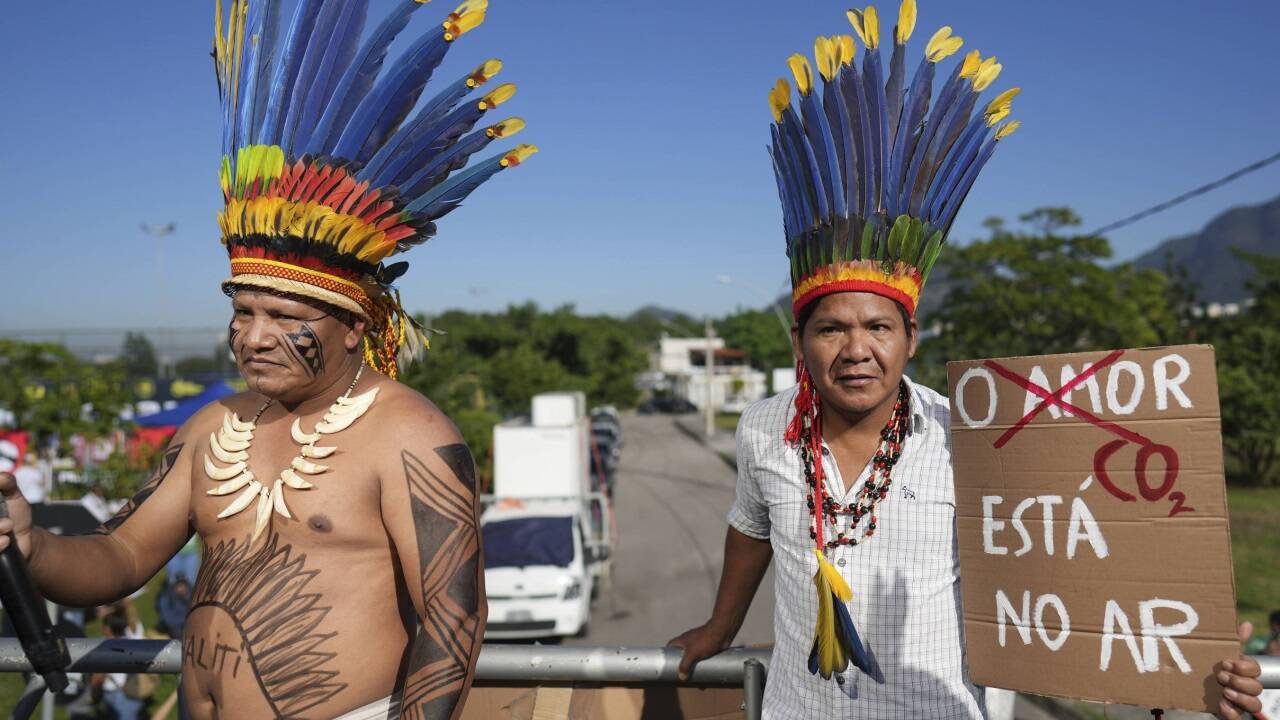 Die indigene Bevölkerung protestiert gegen die Beschlüsse der Regierung, neue Ölfelder zu lizenzieren. Mindestens sechs indigene Gebiete liegen nahe den vergebenen Feldern. Die indigene Bevölkerung protestiert gegen die Beschlüsse der Regierung, neue Ölfelder zu lizenzieren. Mindestens sechs indigene Gebiete liegen nahe den vergebenen Feldern.