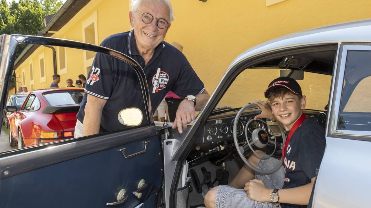 Hermann Schwarz mit Enkel Felix Eichinger im Porsche 356 Coupé. 