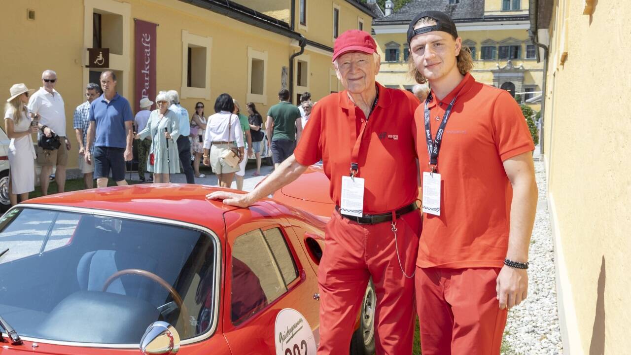 Hans-Peter und Tamino Porsche mit einem Porsche 904 GTS.  