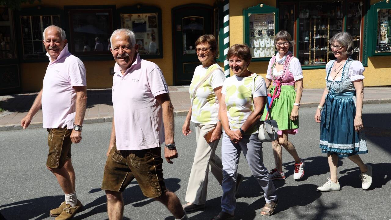 Zwillinge unterwegs in Wagrain. 