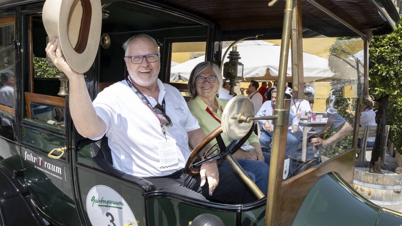 Stefan und Waltraud Pommer im Austro-Daimler 9/20 Kaiserwagen, Baujahr 1911. Das historische Elektrofahrzeug ist Teil der Fahrtraum-Exponate. 