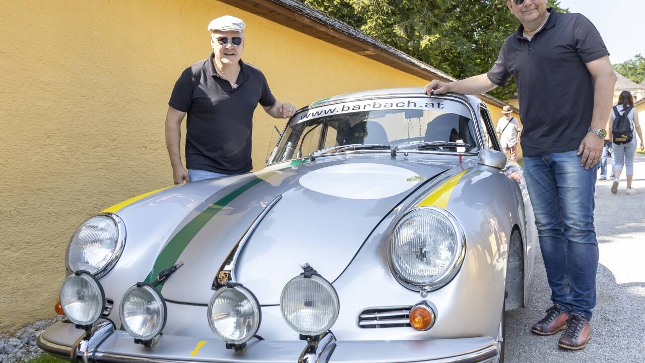 Thomas Lutzky und Thomas Gindele mit einem Porsche 356 SC, Baujahr 1964. 