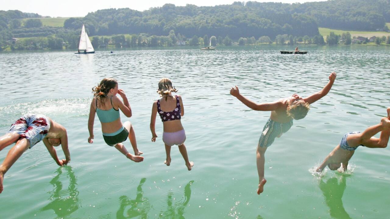 Ein Sprung ins kühle Nass am Mattsee. 